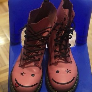 Dr. Martens limited edition smiley face boots sz US 9